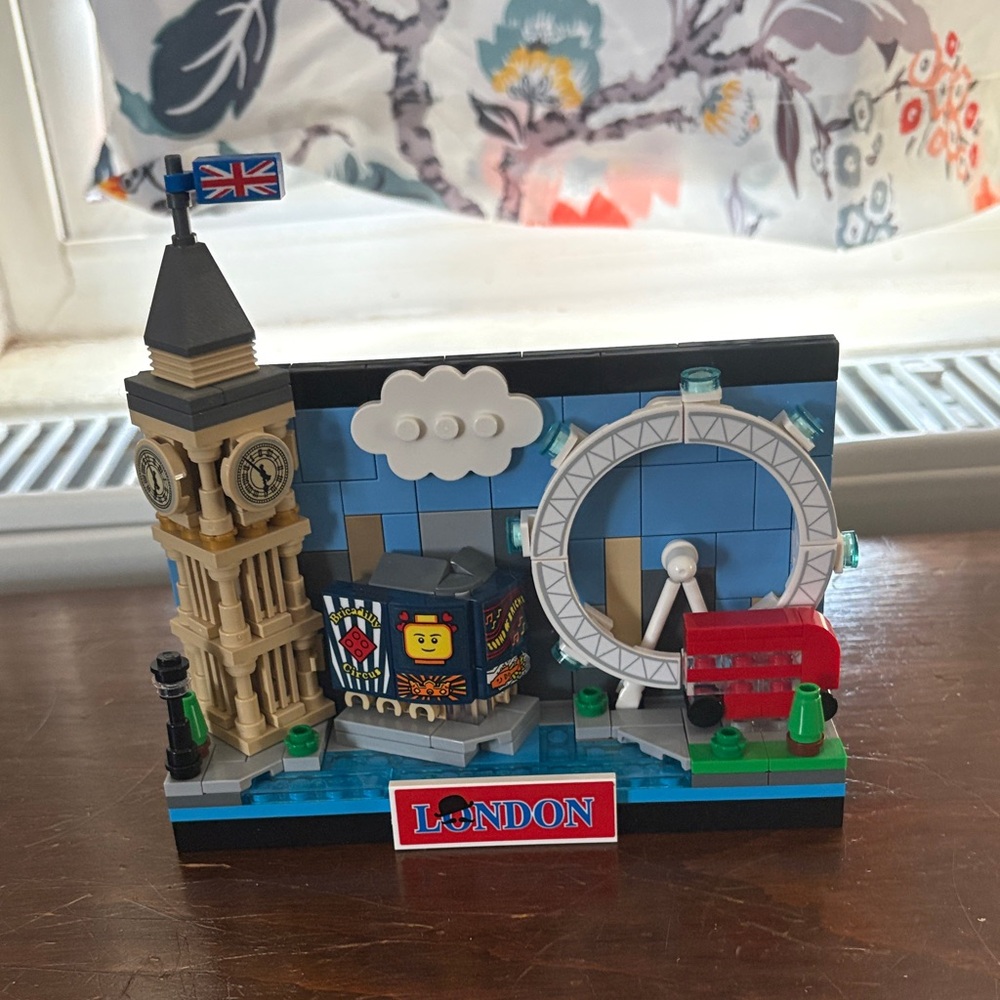 LEGO London Postcard Architecture Set - Blue, Tan, Red